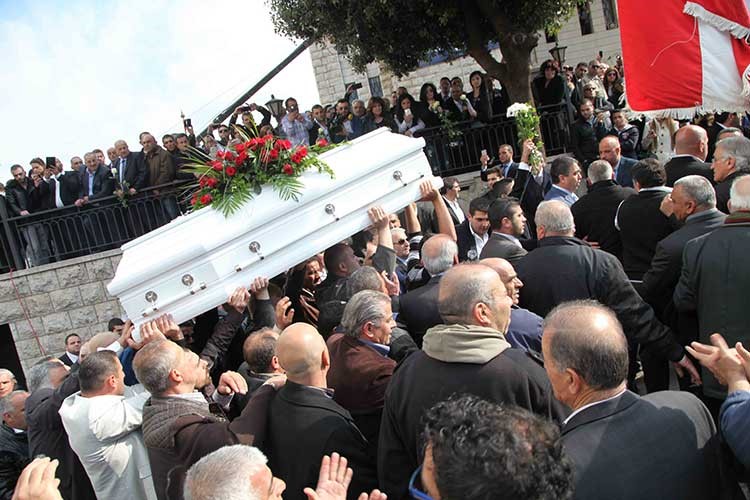 النعش محمولا على الاكف