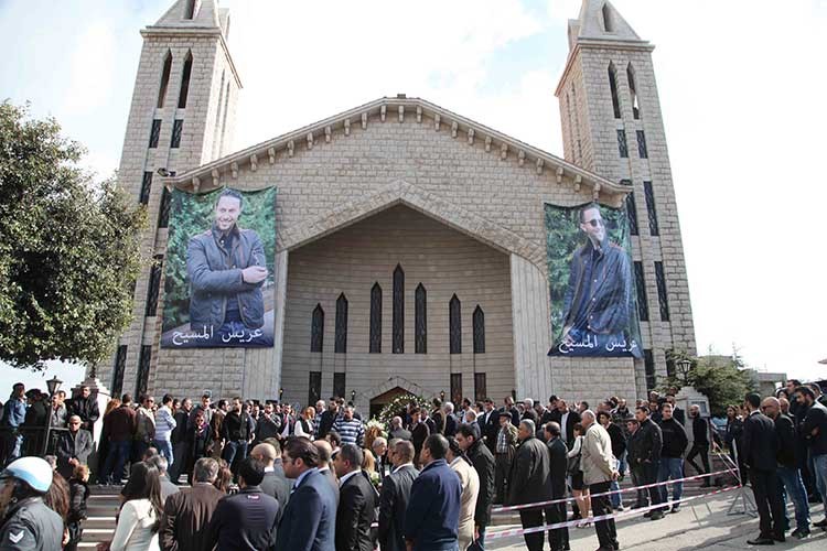 صور الراحل عصام بريدي تزين مدخل الكنيسة