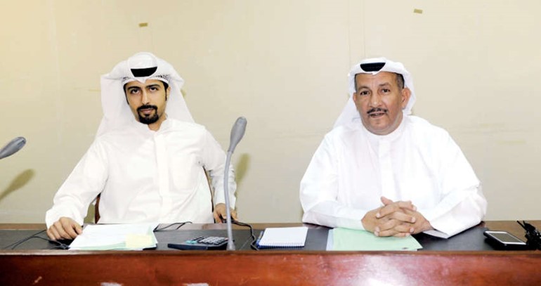 من اليمينعادل البدر خلال الجمعية العمومية﻿