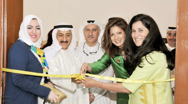 دعبـدالرضـا اسيـري ودحامـد العبداللـه والشيخـــة انتصار سالـم العلـــي يقصون شريط الافتتاح﻿