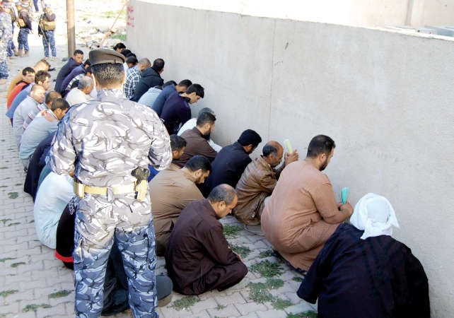 القوات العراقية تعتقل عدد من ابناء كركوك للاشتباه بانتمائهم لداعش 						افپ ﻿