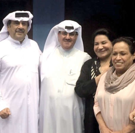 الشيخ فهد المبارك وكيل الاذاعة يتوسط حياة الفهد وسعاد عبدالله وعبدالحسين عبدالرضا