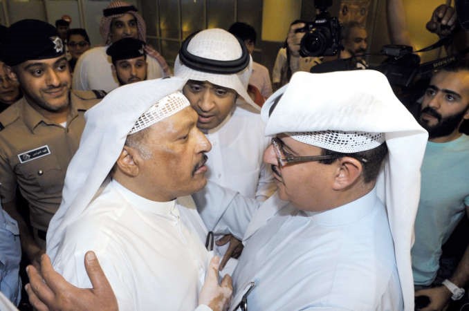 وكيل الاذاعة الشيخ فهد المبارك الصباح ممثلا وزير الاعلام في استقبال ولد الديرة	قاسم باشا﻿