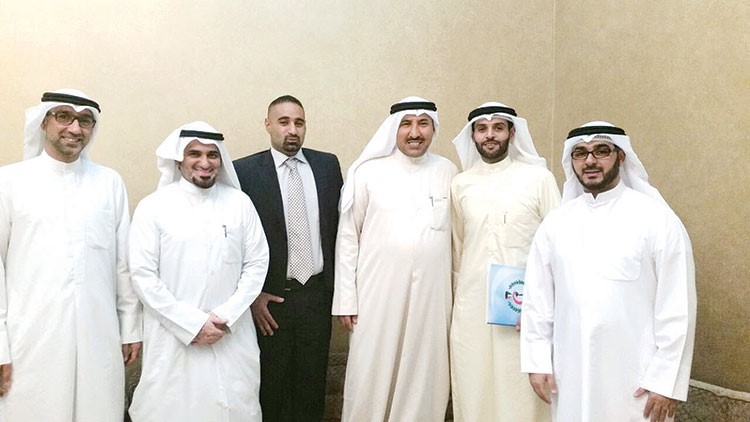 النائب سعد الخنفوريتوسط اعضاء جمعية الصيدلة