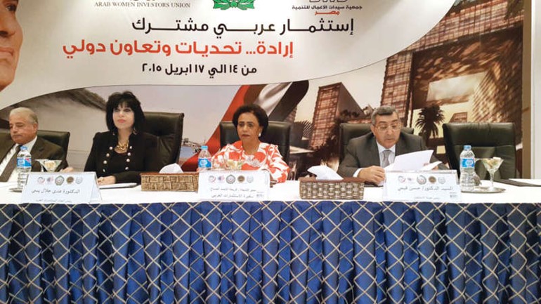 الشيخة فريحة الاحمد تتوسط دحسن فهمي ودهدى جلال خلال المؤتمر 