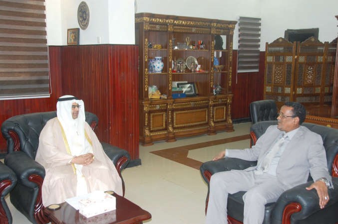 السفير طلال منصور الهاجري مستقبلا وزير الزراعة السوداني ابراهيم حامد 