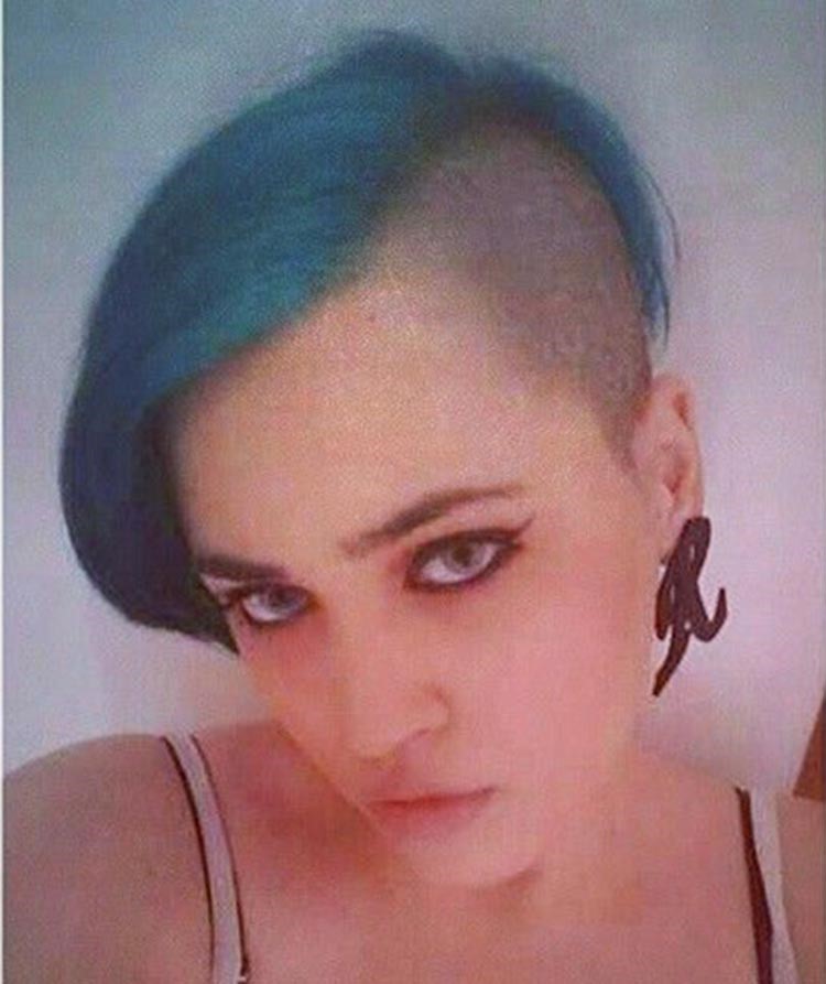 بالصور.. مجنونة هيفاء تصبغ نصف شعرها بلون غريب.. والنصف الآخر تحلقه على الصفر