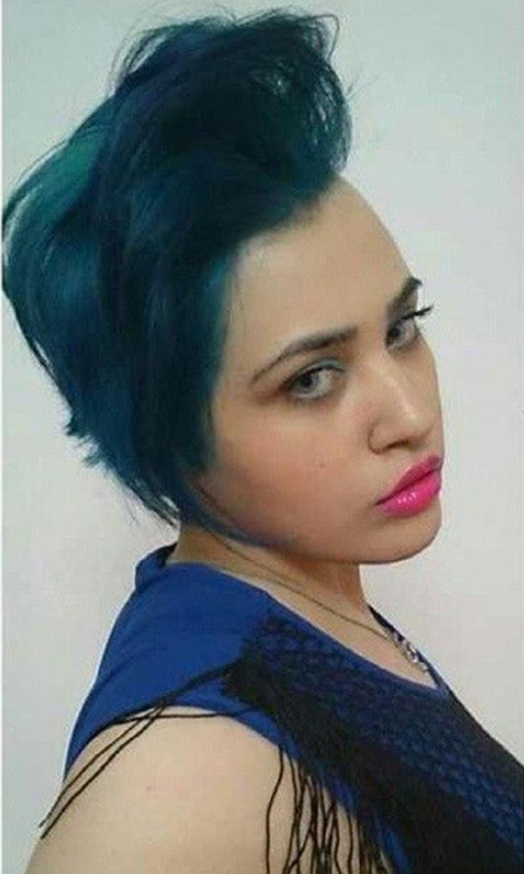 بالصور.. مجنونة هيفاء تصبغ نصف شعرها بلون غريب.. والنصف الآخر تحلقه على الصفر