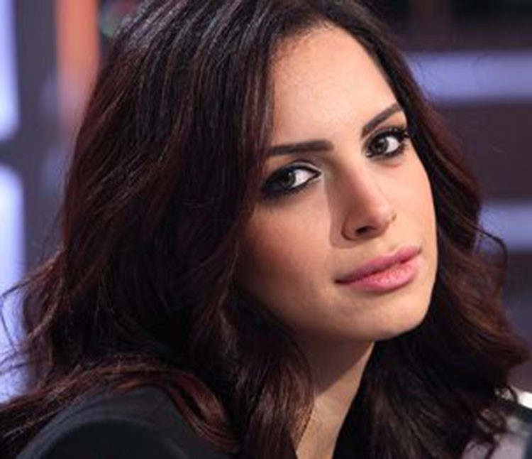 صورة تجمع آمال ماهر مع أمها.. هل تشبهها؟