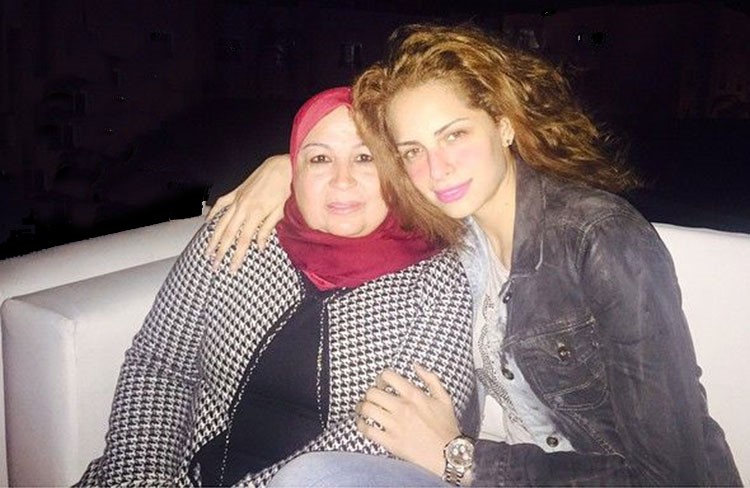 صورة تجمع آمال ماهر مع أمها.. هل تشبهها؟