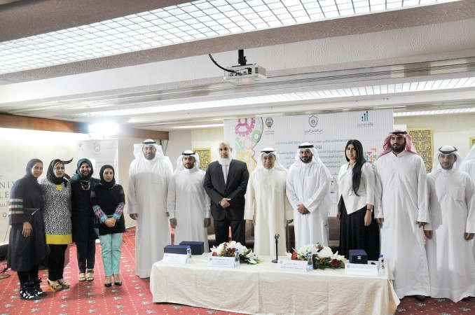صورة جماعية لعدد من المهندسين والمهندسات مع المبادرين﻿