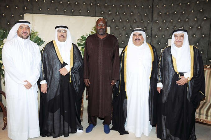 السفير السنغالي عبدالاحد امباكي يبارك﻿