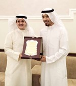 النائب العتيبي يتلقى درعا من احمد عجب ﻿