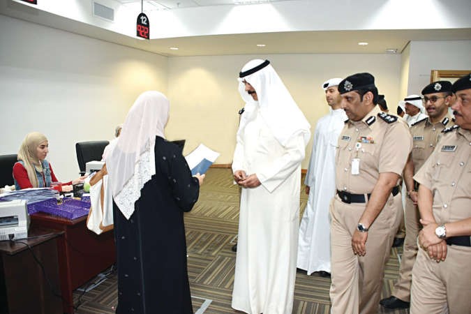 نائب رئيس مجلس الوزراء ووزير الداخلية الشيخ محمد الخالد يطلع على الية انهاء المعاملة من المراجع نفسه﻿