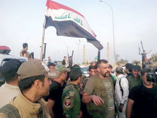 قوات عراقية ورجال العشائر خلال استعدادها للمعركة مع داعش في الرمادي	اپ﻿