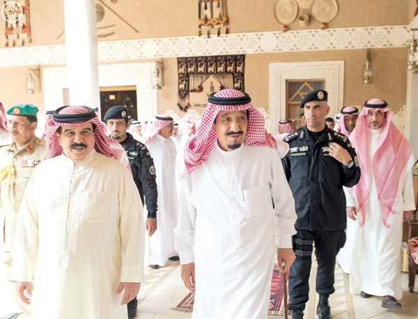 خادم الحرمين الشريفين الملك سلمان بن عبد العزيز خلال استقباله امس جلالة الملك حمد بن عيسى واس