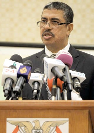 نائب الرئيس اليمني خالد بحاح متحدثا في المؤتمر الصحافي افپ