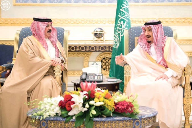 خادم الحرمين الشريفين الملك سلمان بن عبد العزيز مستقبلا جلالة الملك حمد بن عيسى عاهل البحرين واس