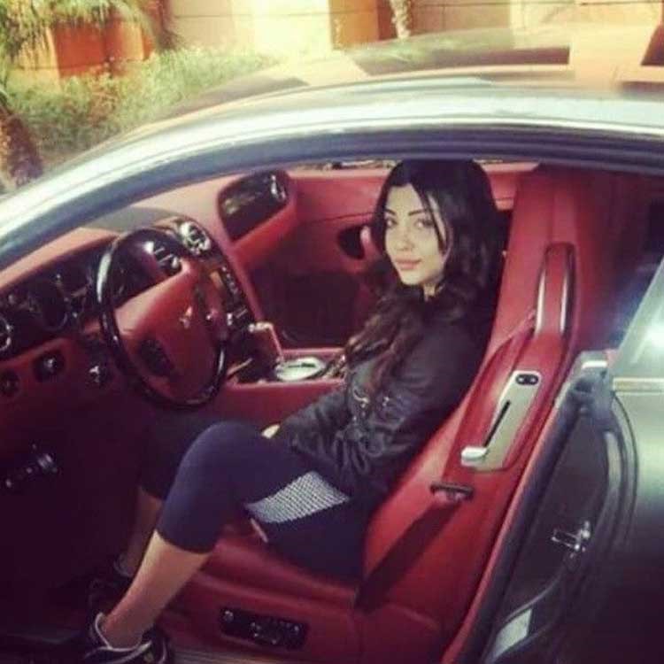 صورة.. أخت هيفاء وهبي بدون ماكياج في سيارتها.. وتهدي جمهورها قبلة من غرفتها