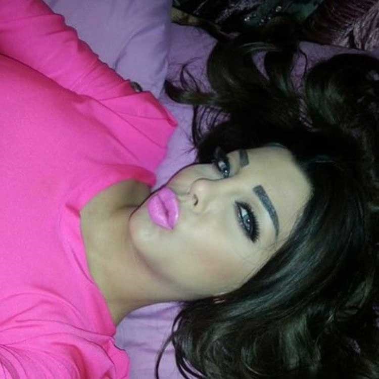 صورة.. أخت هيفاء وهبي بدون ماكياج في سيارتها.. وتهدي جمهورها قبلة من غرفتها