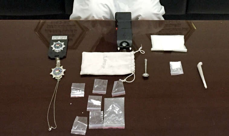 الصاعق الكهربائي والهوية الامنية والمخدرات المضبوطة بحوزة الشابين﻿