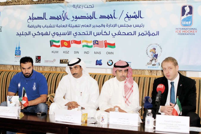 فهيد العجمي متحدثا في المؤتمر الصحافي الى جانب هارولد سبرنقفلد﻿