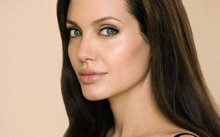 أنجلينا جولي تنشر صورتها مع أمها.. شاهد واحكم من الأجمل؟