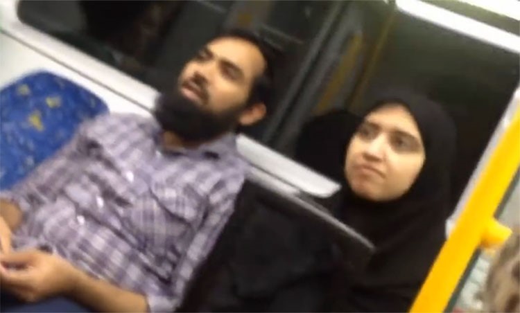 بالفيديو.. كيف دافعت استرالية عن مسلمة محجبة؟