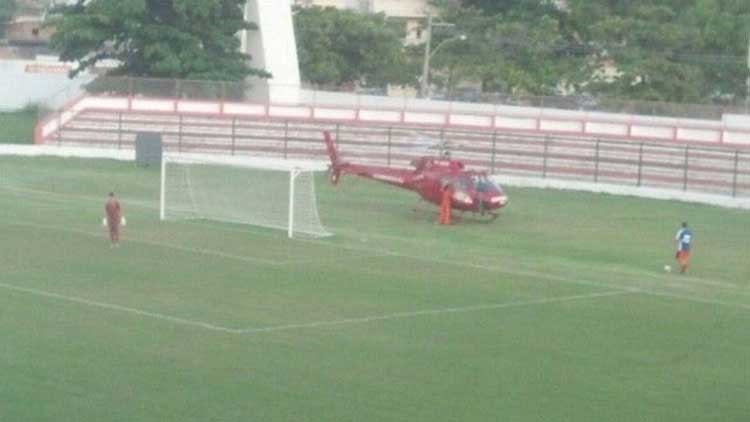 صورة.. حكم يتفاجئ بعملية ولادة داخل الملعب ويأمر بإيقاف المباراة