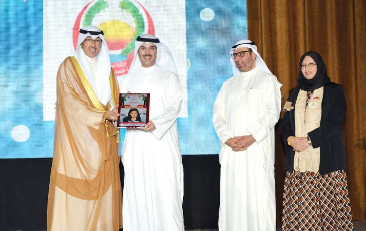 الشيخ فواز الخالد مكرما ممثل بنك الكويت الدولي احمد العصفور