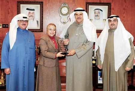 الشيخ سلمان الحمود مكرما دلمياء محمود مدير اذاعة صوت العرب المصرية بحضور الشيخ فهد المبارك وسعد الفندي 
