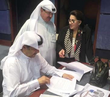 المبارك مع العملاق عبدالحسين عبدالرضا والفنانة القديرة سعاد عبدالله اثناء تسجيل مسلسل رفعت الجلسة