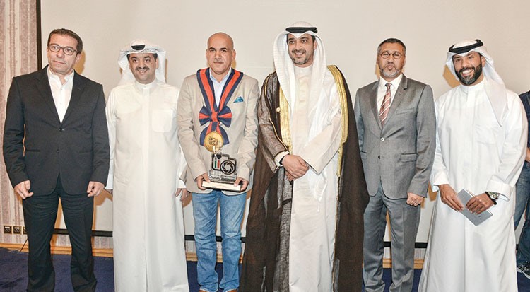 الشيخ محمد العبدالله ووليد الخشتي مع الفائز بالمركز الاول 