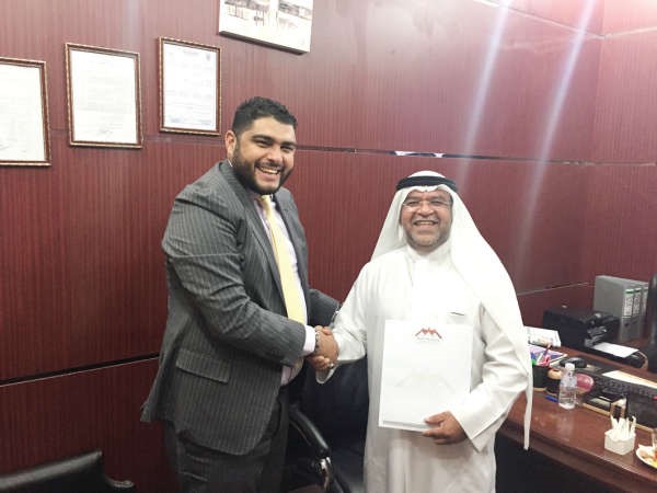 محمد فتحي يسلم احمد بهزاد وثائق الملكية﻿