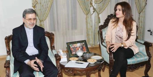 السفير الايراني علي رضا عنايتي متحدثا للزميلة بيان عاكوم هاني عبدالله
