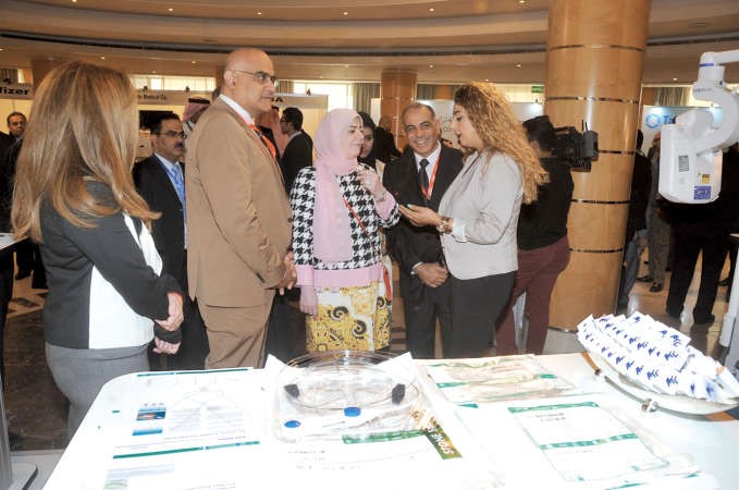 د ماجدة القطان وجولة في المعرض المصاحب للمؤتمر محمد هاشم 