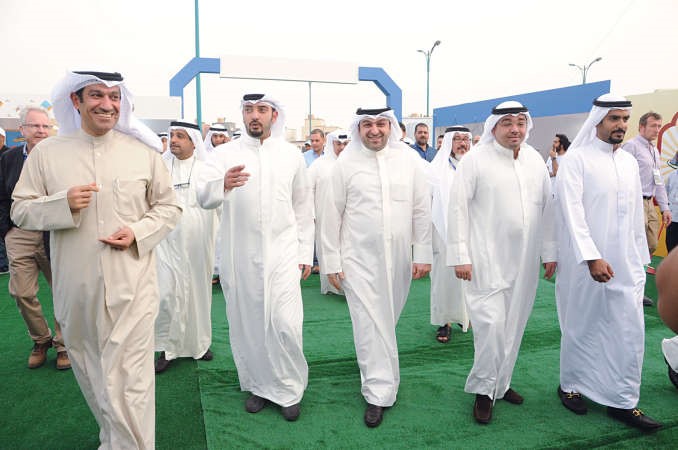 الوزير ابل في جولة مع يوسف خالد المرزوق ومرزوق خالد المرزوق وخليفة وليد المرزوق واحمد الشحومي
﻿