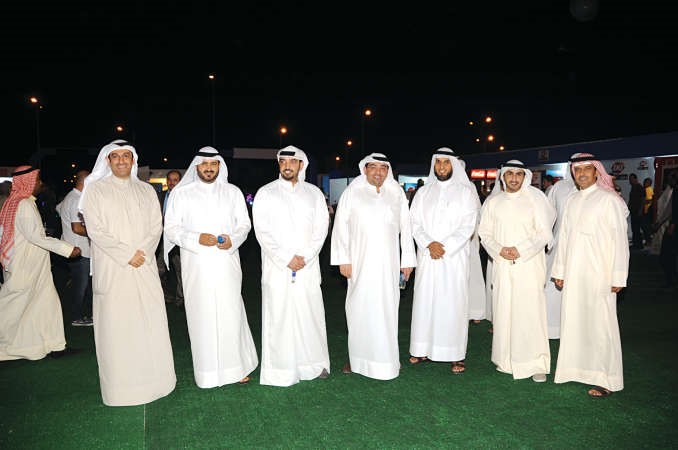 يوسف خالد المرزوق ومرزوق خالد المرزوق واحمد الشحومي وعدد من الحضور خلال فعاليات افتتاح المارينا﻿