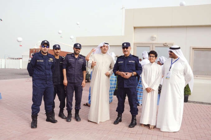احمد الشحومي واحمد السريع مع الشيخ محمد اليوسف وقوات خفر السواحل﻿