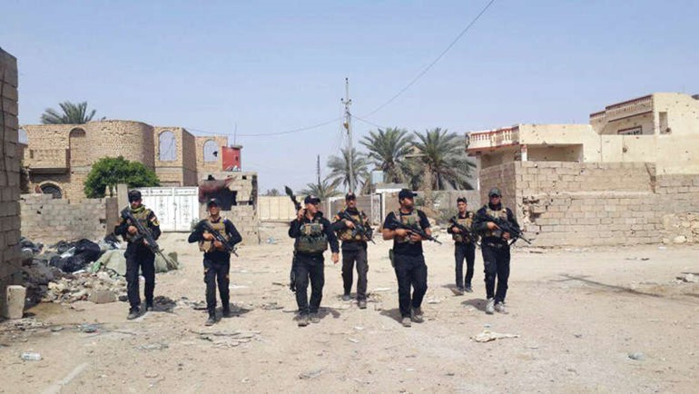 قوات عراقية تقوم بدورية في مدينة الرمادي امساپ﻿