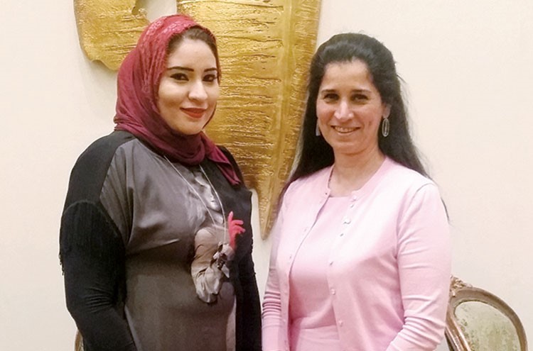 الشيخة انتصار سالم العلي والزميلة الاء خليفة