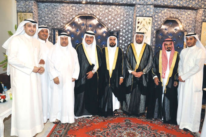 فهد المحيلبي وعواد المحيلبي وراشد المحيلبي وعبدالله المحيلبي مع الاهل في لقطة تذكارية﻿
