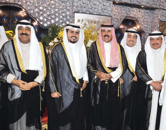 سمو نائب الامير وولي العهد الشيخ نواف الاحمد والشيخ مشعل الاحمد يقدمان التهاني﻿