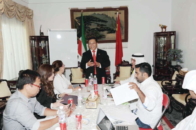 السفير الصيني لدى البلاد تسوي جيان تشون متحدثا خلال المؤتمر الصحافي هاني عبدالله