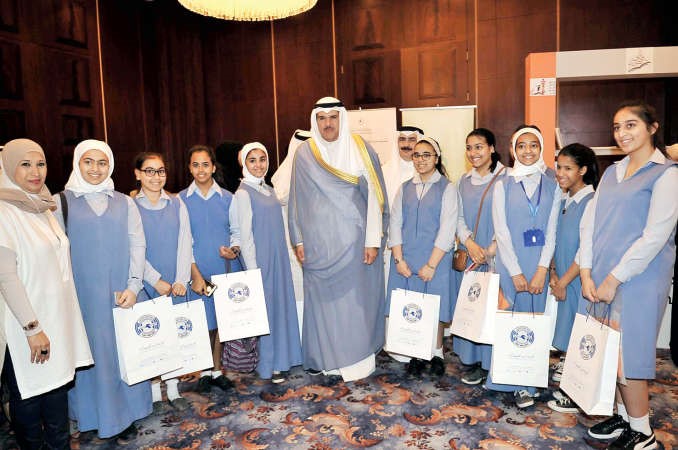 الوزير الحمود يتوسط مجموعة من الطالبات المشاركات في المعرض