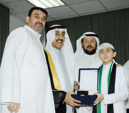 الخرافي مكرما احد الفائزين ﻿
