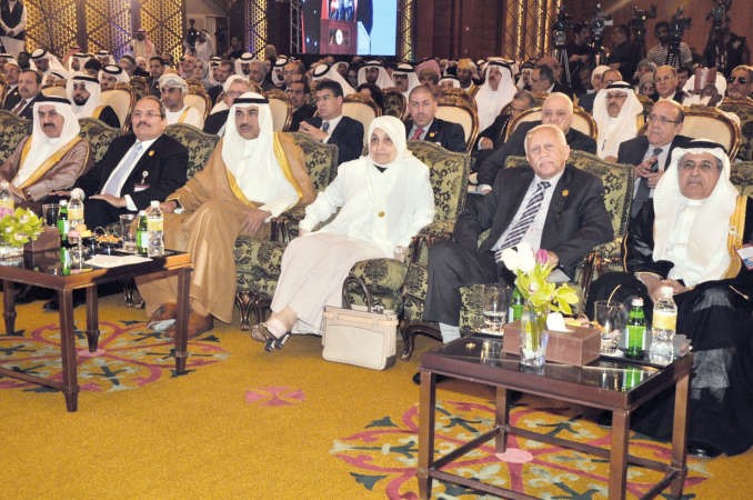 الشيخ صباح الخالد وهند الصبيح يتوسطان الحضور خلال افتتاح المؤتمر احمد علي