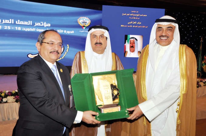 درع تكريمية لراعي المؤتمر صاحب السمو الامير الشيخ صباح الاحمد يتسلمها الشيخ صباح الخالد