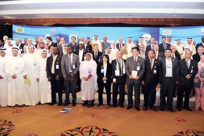 الشيخ صباح الخالد وهند الصبيح يتوسطان الحضور في المؤتمر