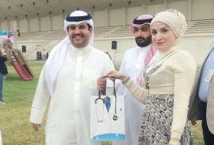 توزيع الهدايا بحضور الشيخ دعيج الخليفة